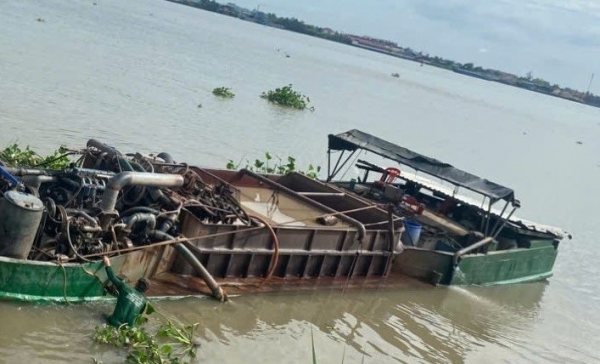 Vĩnh Long phát hiện ghe hút cát trái phép trên sông Tiền trong đêm