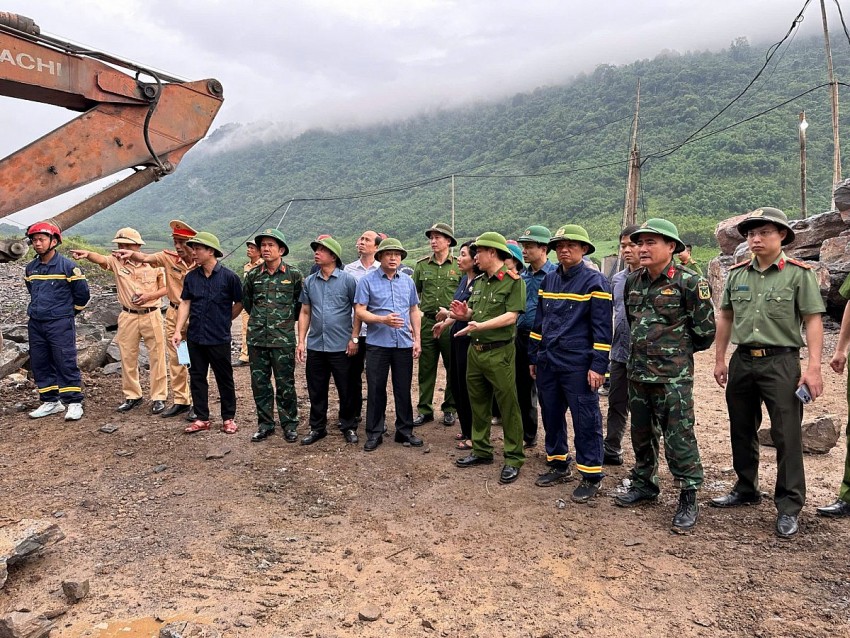 Đồng chí Cao Văn Cường - Phó chủ tịch tỉnh Thanh Hóa trực tiếp chỉ đạo tại hiện trường kiếm kiếm các nạn nhân bị sập mỏ đá tại Cty Anh Tuấn. 