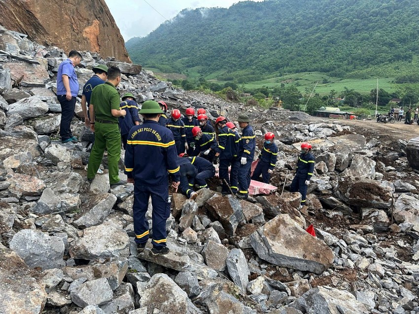 Các lực lượng triển khai phương án cứu nạn, cứu hộ với tinh thần khẩn trương, quyết tâm cao nhất. 