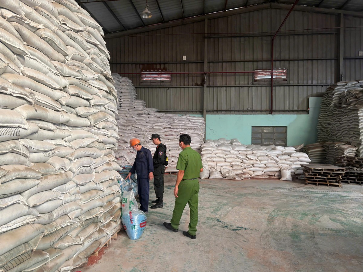 Tây Ninh: Khởi tố 3 đối tượng sản xuất, buôn bán hơn 70 tấn phân bón giả mạo nhãn hiệu nổi tiếng