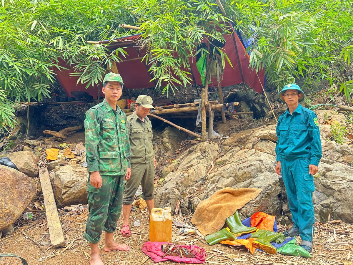 dụng cụ khai thác vàng trái phép