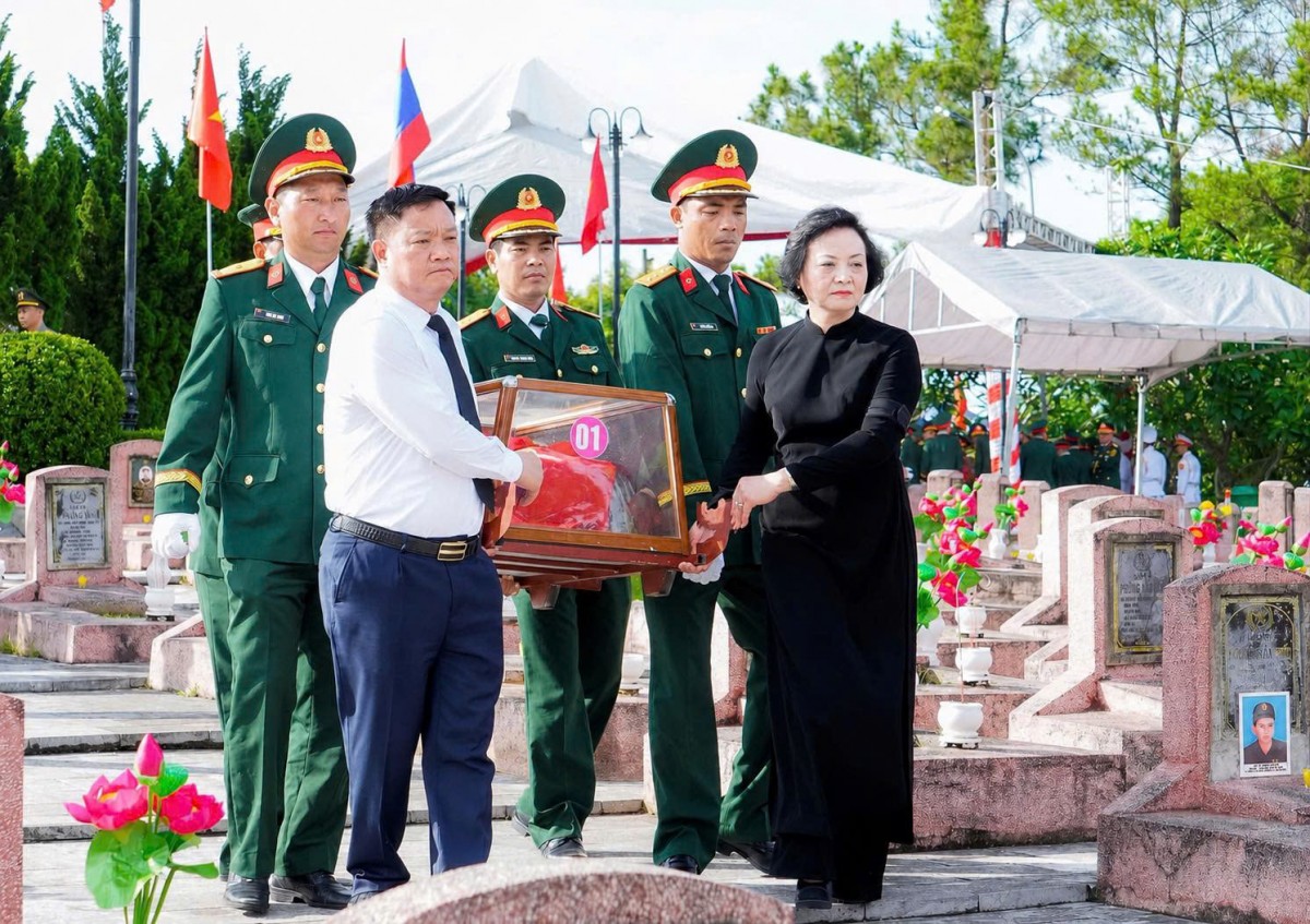 Nghệ An an táng 80 hài cốt liệt sĩ quân tình nguyện hy sinh trên đất bạn Lào