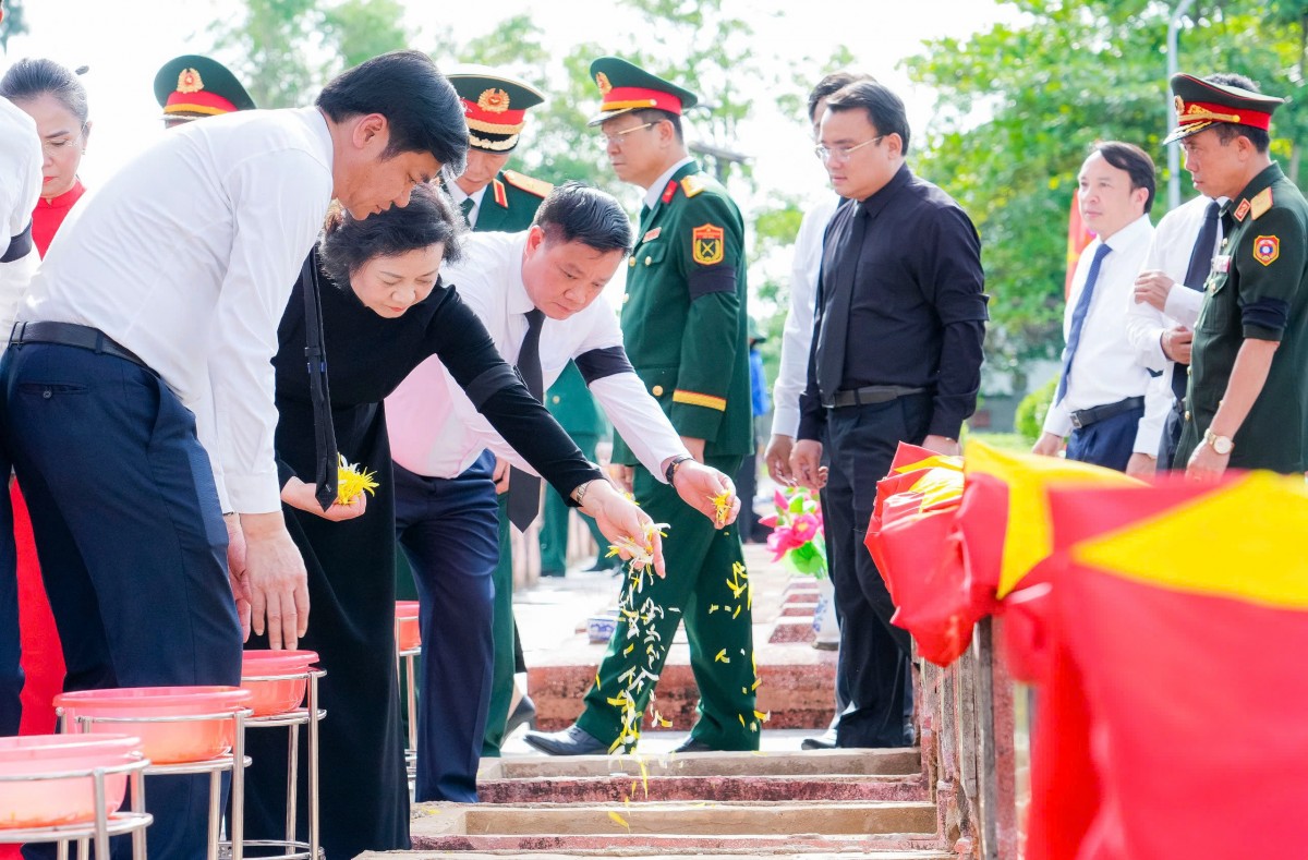 Nghệ An an táng 80 hài cốt liệt sĩ quân tình nguyện hy sinh trên đất bạn Lào