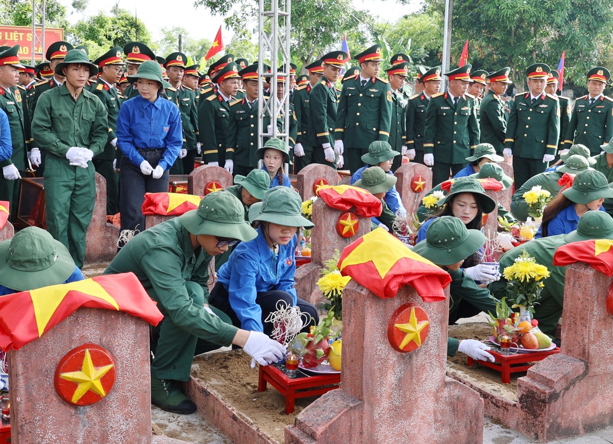 Nghệ An an táng 80 hài cốt liệt sĩ quân tình nguyện hy sinh trên đất bạn Lào