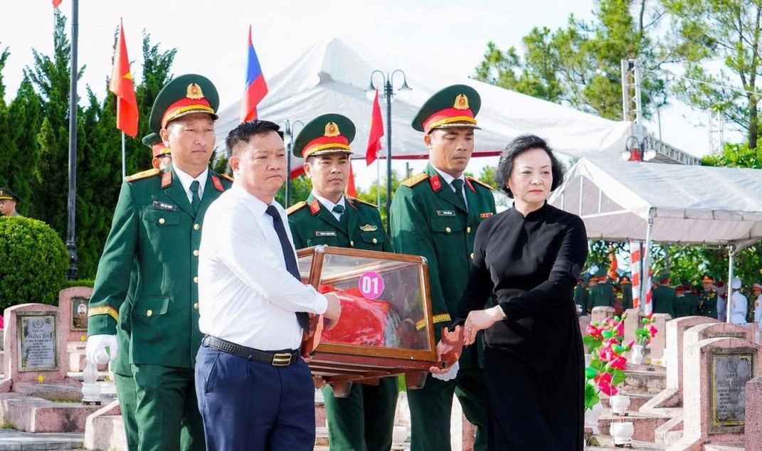 Nghệ An an táng 80 hài cốt liệt sĩ quân tình nguyện hy sinh trên đất bạn Lào