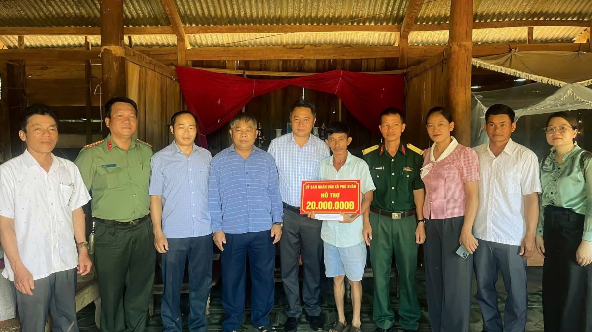 Đắk Lắk: UBND xã Phú Xuân trao 40 triệu đồng cho 2 hộ dân ảnh hưởng thiên tai