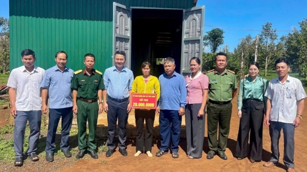 Đắk Lắk: UBND xã Phú Xuân trao 40 triệu đồng cho 2 hộ dân ảnh hưởng thiên tai