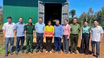 Đắk Lắk: UBND xã Phú Xuân trao 40 triệu đồng cho 2 hộ dân ảnh hưởng thiên tai