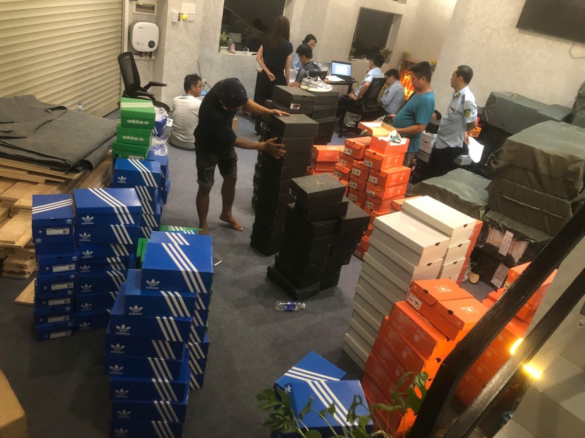 TP.HCM: Khởi tố đối tượng bán giày dép giả mạo nhãn hiệu nổi tiếng, thu lợi hơn 3,5 tỷ đồng