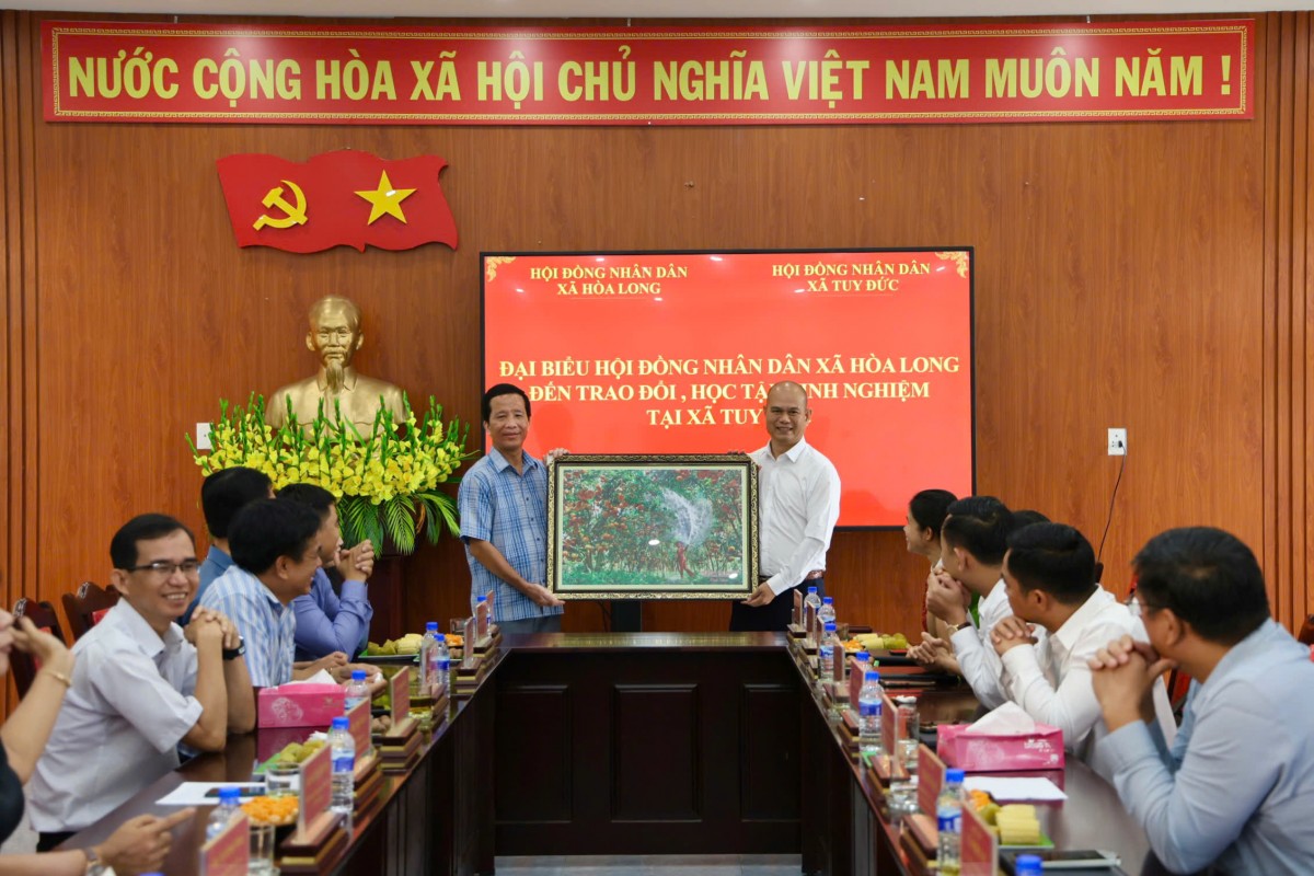 Đoàn đại biểu HĐND xã Hòa Long, tỉnh Đồng Tháp trao đổi kinh nghiệm tại xã Tuy Đức, Lâm Đồng