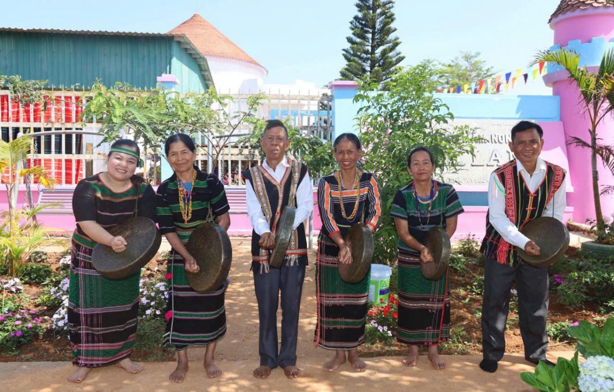 Vợ chồng già giữ nhịp chiêng nơi biên giới