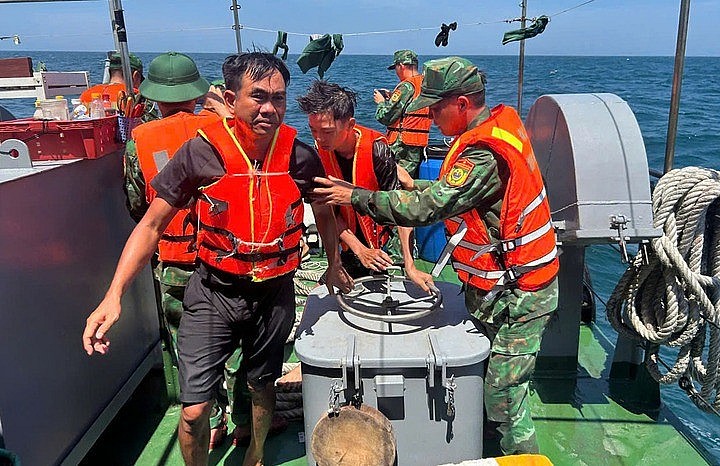 Cứu thành công 11 người trong vụ chìm tàu trên biển Hải Phòng