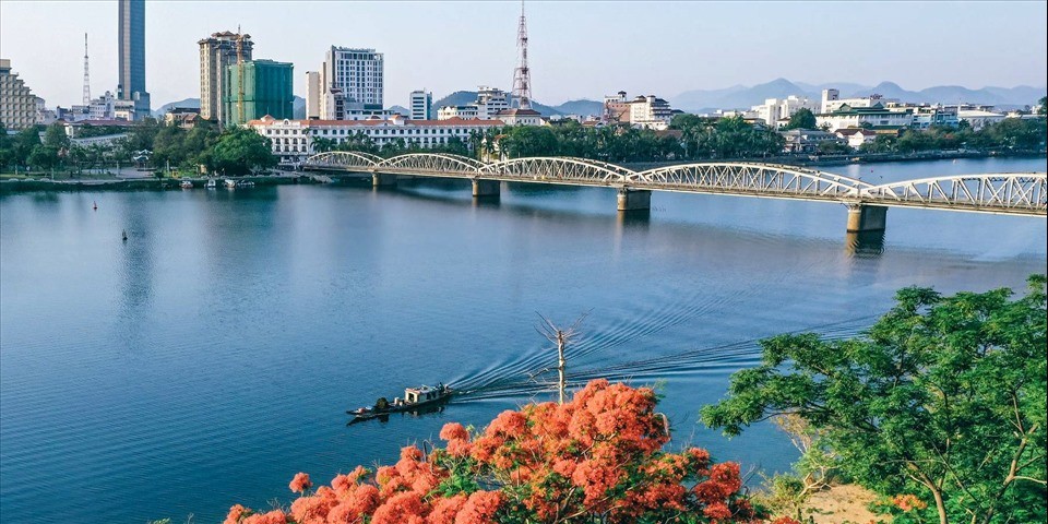 Cầu Trường Tiền tạm dừng lưu thông ban đêm để sửa chữa