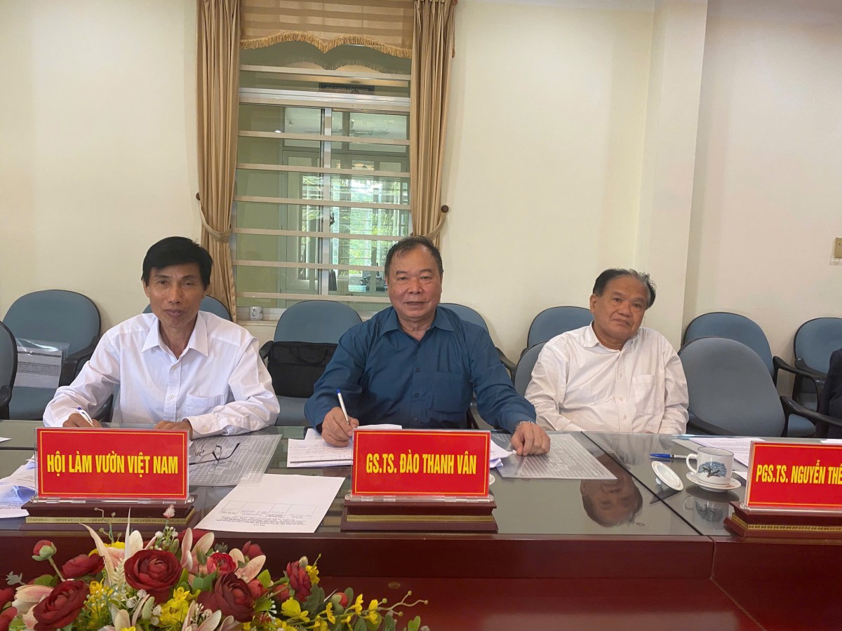 GS.TS. Đào Thanh Vân cùng các chuyên gia tham dự hội thảo, đóng góp ý kiến hoàn thiện bộ tiêu chí đánh giá hiệu quả mô hình nông nghiệp hữu cơ tuần hoàn.