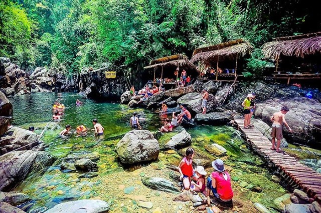 Giữ hồn văn hóa, phát triển du lịch xanh ở vùng miền núi phía Tây xứ Huế