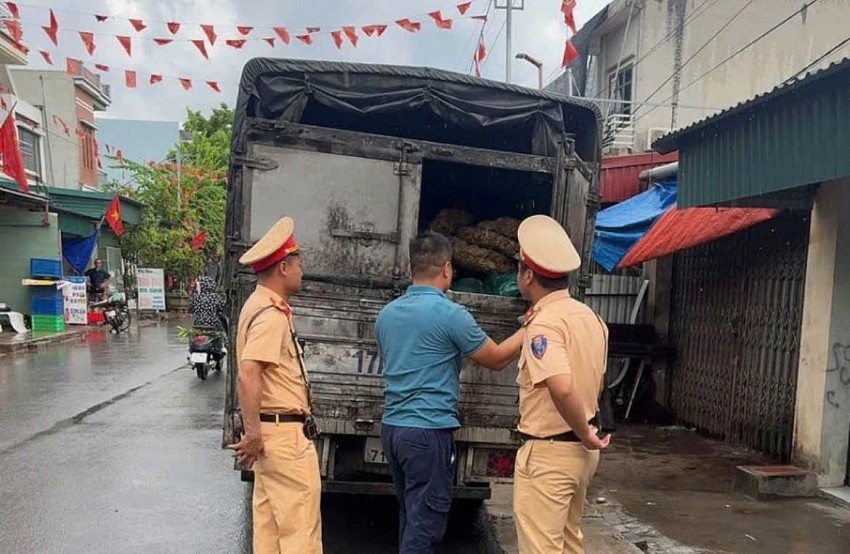 CSGT Hưng Yên phát hiện hơn 2 tấn tóp mỡ có dấu hiệu mốc, bốc mùi trên đường vận chuyển ra Hà Nội tiêu thụ