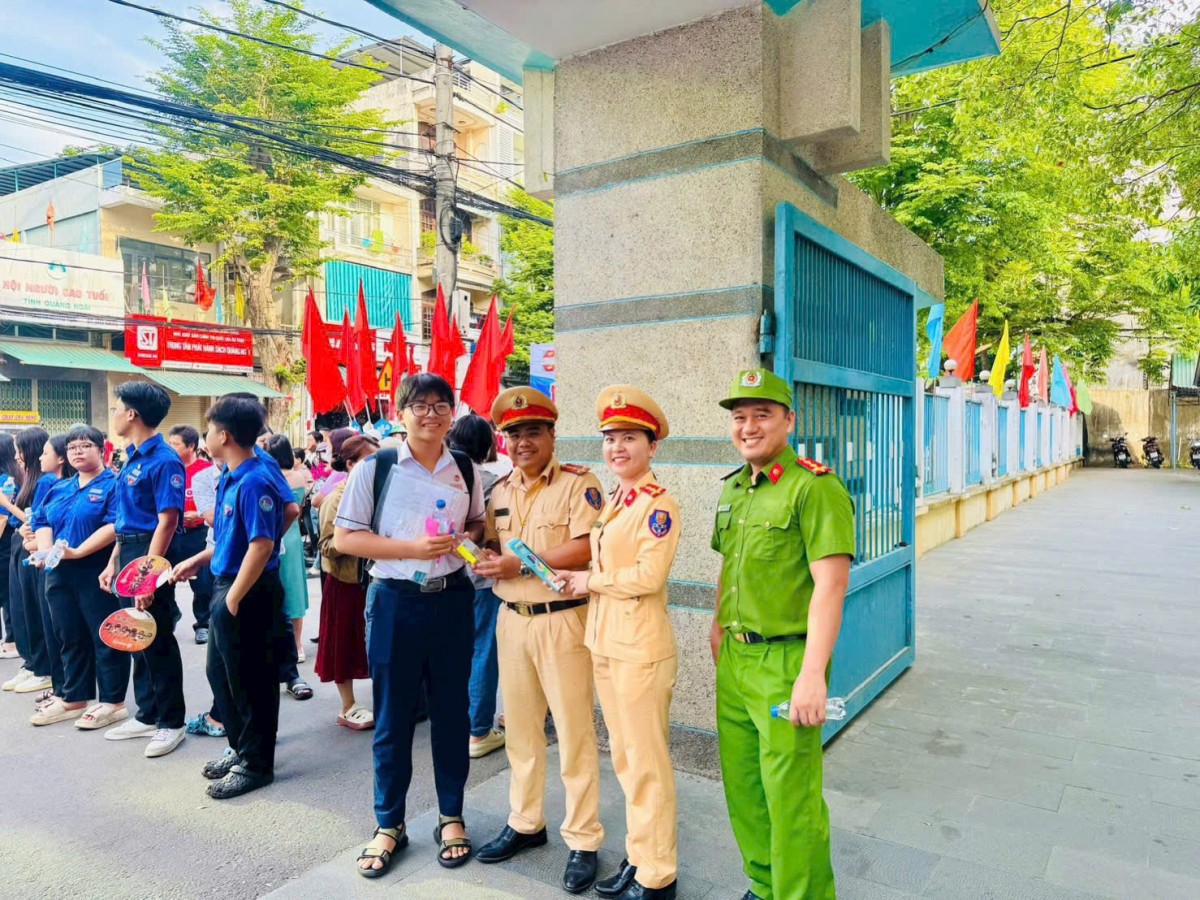 Công tác bảo đảm an ninh, trật tự và hỗ trợ thí sinh được thực hiện đồng bộ tại các điểm thi trên địa bàn.
