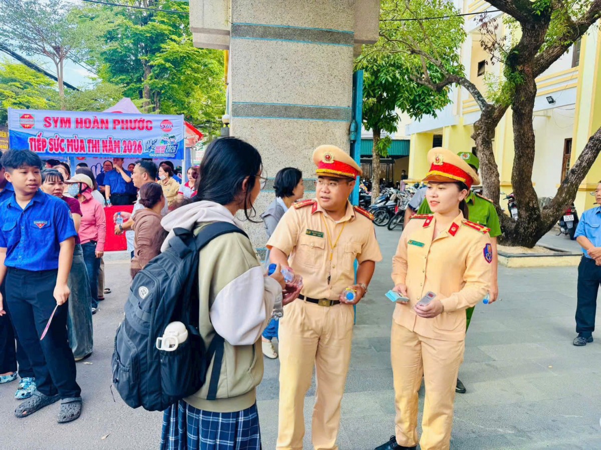 Lực lượng CSGT tăng cường hỗ trợ, hướng dẫn thí sinh và phụ huynh tại các điểm thi, góp phần bảo đảm kỳ thi diễn ra thuận lợi.