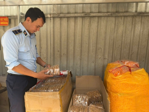 TP.HCM: Thu giữ, tiêu hủy 865kg thực phẩm không rõ nguồn gốc xuất xứ