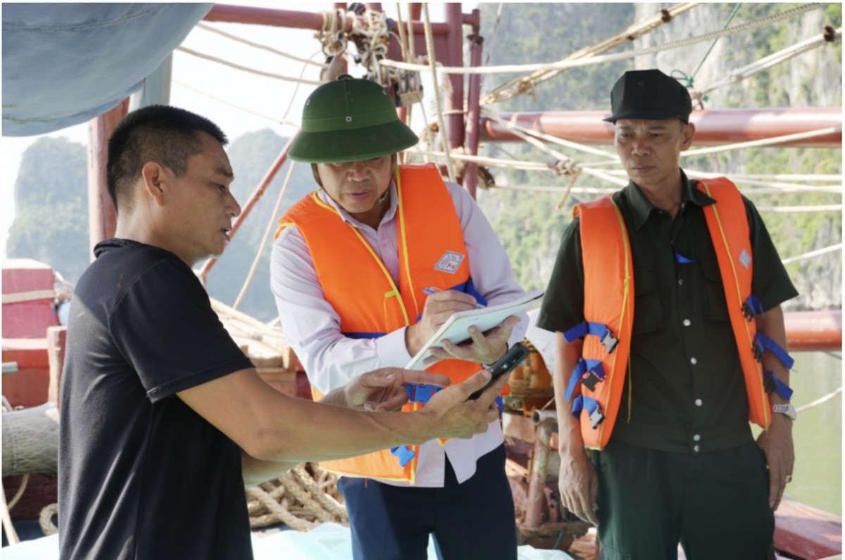 Tổ công tác liên ngành tuyên truyền, hướng dẫn các chủ tàu, thuyền nghề cá chấp hành nghiêm các quy định. Ảnh:Baoquangninh