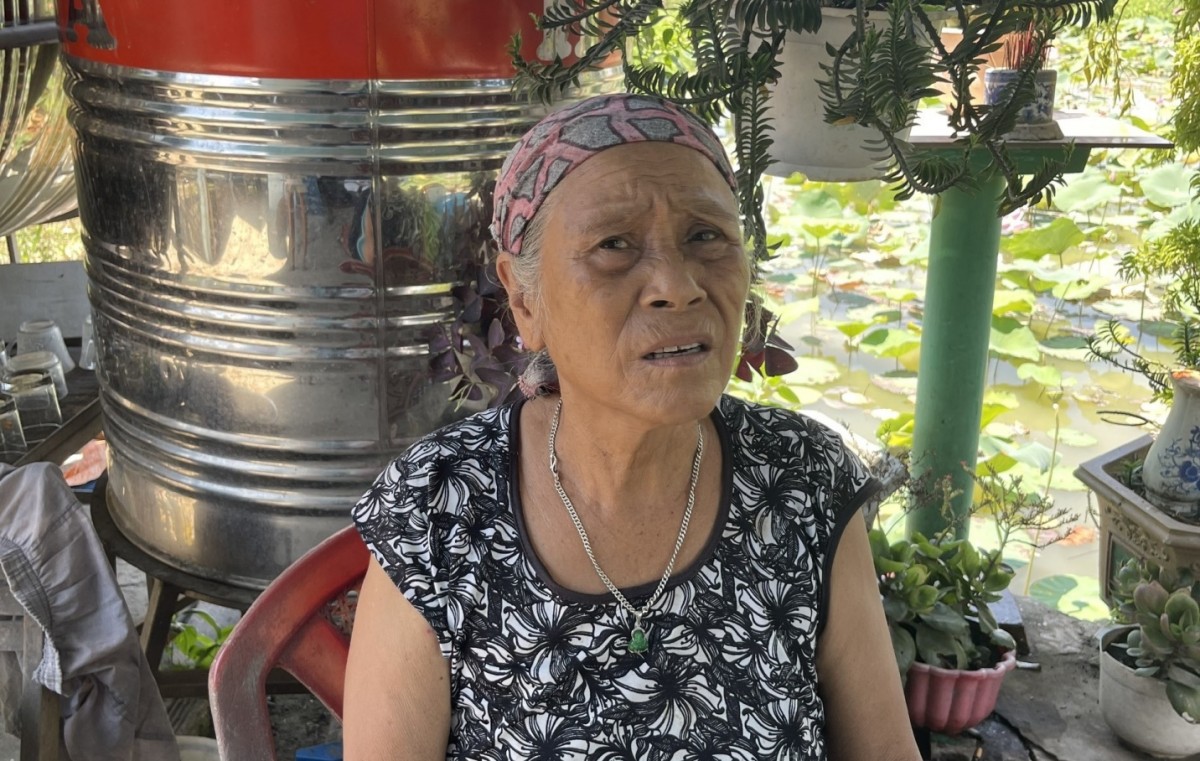 Bà Hoàng Thị Hiền chia sẻ những lo lắng của người dân trước tình trạng nguồn nước đổi màu kéo dài tại khu vực Đập Cửu Kiến.