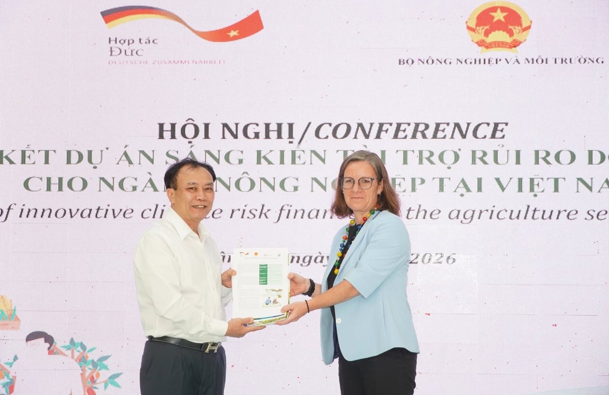 Đại diện Dự án AgriCRF-VN bàn giao bộ tài liệu từ dự án cho Cục Kinh tế hợp tác và Phát triển nông thôn. Ảnh: Kim Anh.