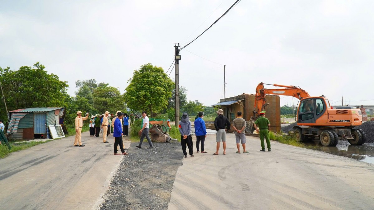 Hà Nội: Xã Trung Giã quyết liệt xử lý vi phạm đất đai, cưỡng chế 6 trường hợp xây dựng trái phép
