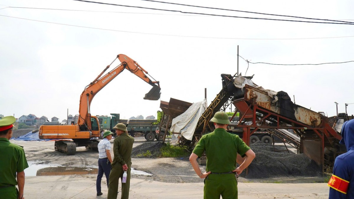 Hà Nội: Xã Trung Giã quyết liệt xử lý vi phạm đất đai, cưỡng chế 6 trường hợp xây dựng trái phép