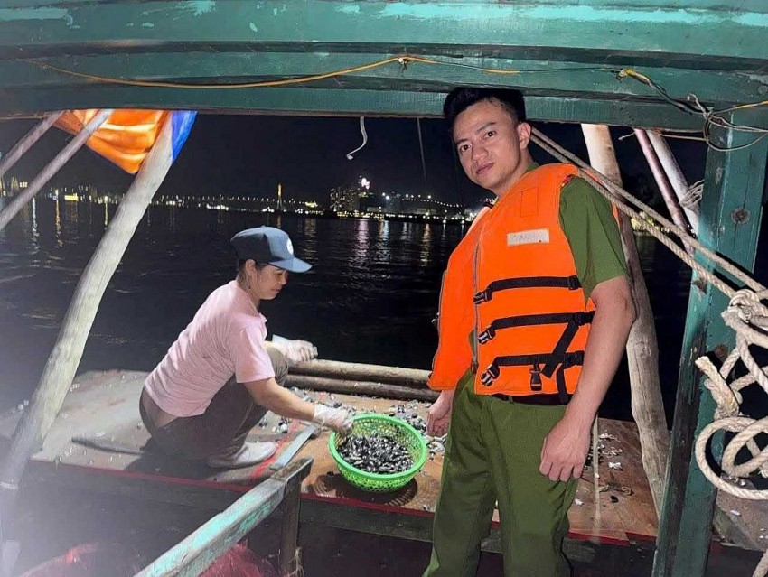 Đoàn công tác kiểm tra tàu cá ngư dân vi phạm. ẢNh:Cổng thông tin điện tử Quảng Ninh