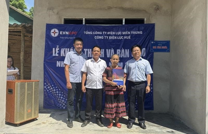 ...trao tặng thêm phần quà chúc mừng gia đình bà Lương nhân dịp gia đình đón nhận ngôi nhà mới