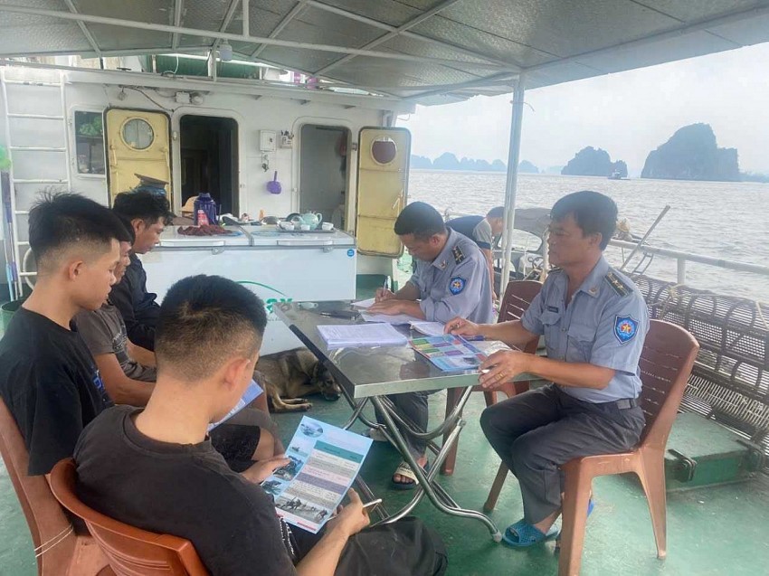 Đoàn công tác kiểm tra, hướng dẫn, tuyên truyền cho ngư dân. 