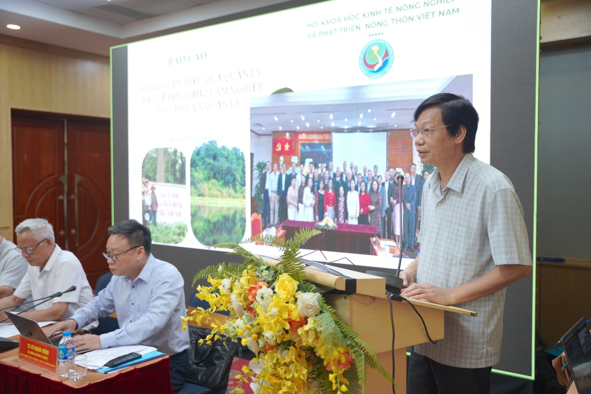 Thạc sĩ Nguyễn Văn Tiến trình bày báo cáo kết quả nghiên cứu, trong đó đặt ra yêu cầu làm rõ địa vị pháp lý, nguồn lực và cơ chế quản lý đối với diện tích rừng, đất lâm nghiệp do UBND cấp xã đang quản lý.