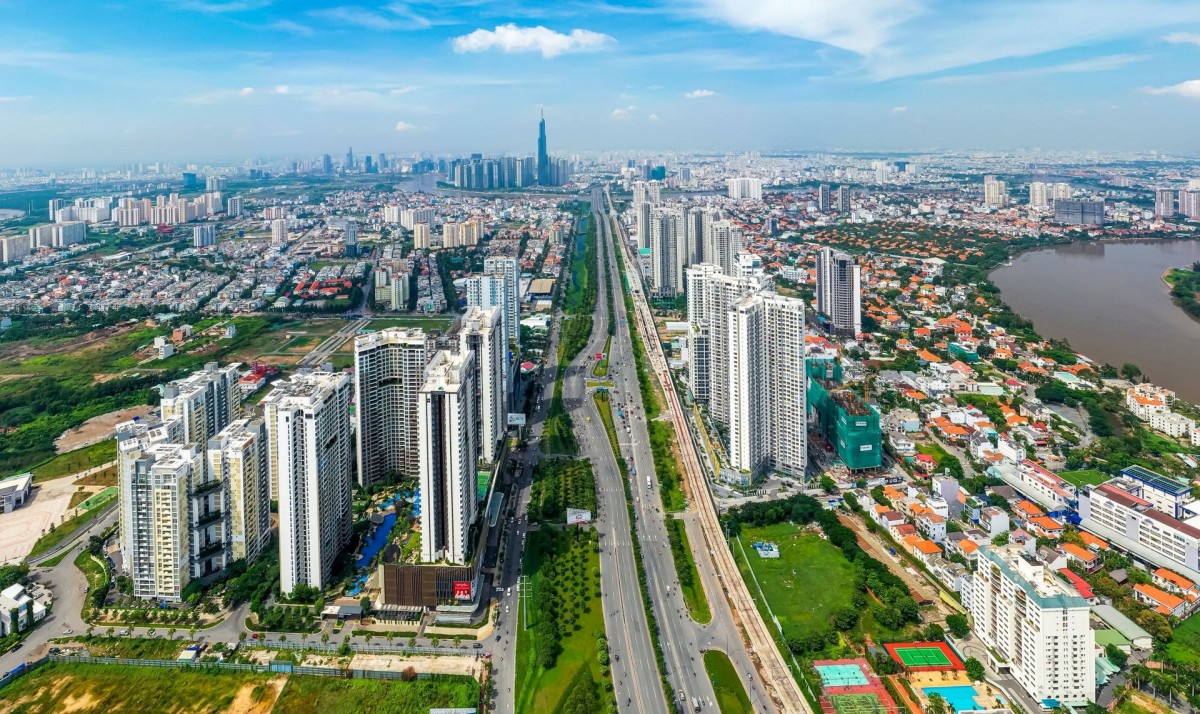 Quy hoạch điều chỉnh định hướng phát triển hệ thống đô thị theo mô hình đa trung tâm, đa cực; đồng thời phát triển hạ tầng đồng bộ, hạ tầng số và hạ tầng xanh để tăng cường liên kết đô thị - nông thôn.
