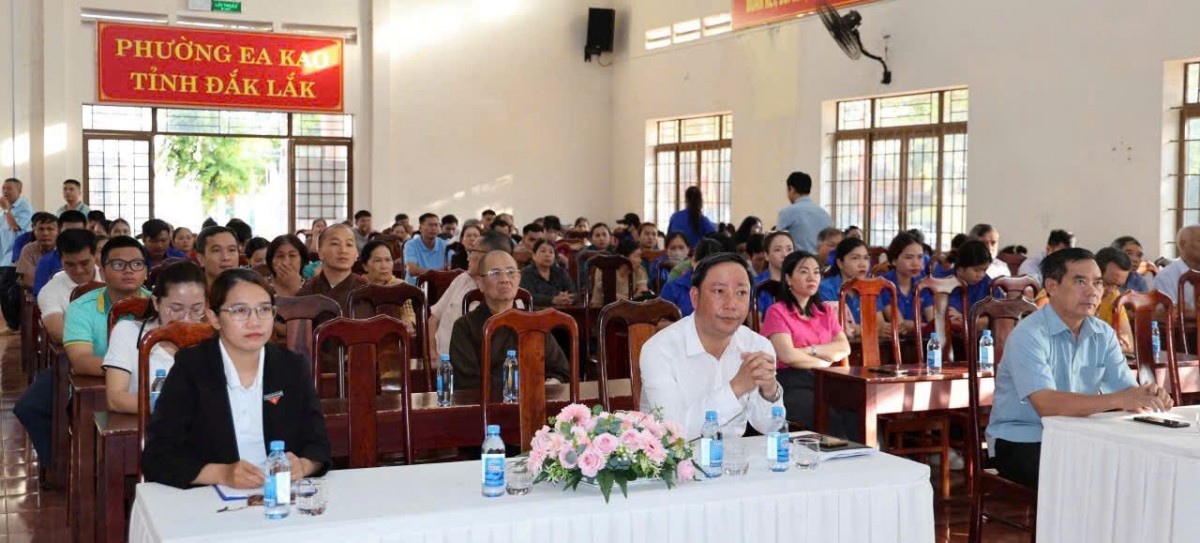 Cán bộ và Nhân dân phường Ea Kao chung tay bảo vệ môi trường, lan tỏa thông điệp sống xanh