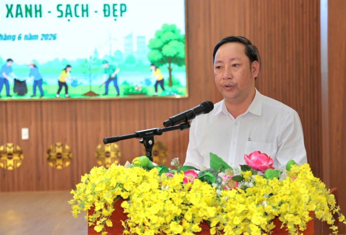 Cán bộ và Nhân dân phường Ea Kao chung tay bảo vệ môi trường, lan tỏa thông điệp sống xanh