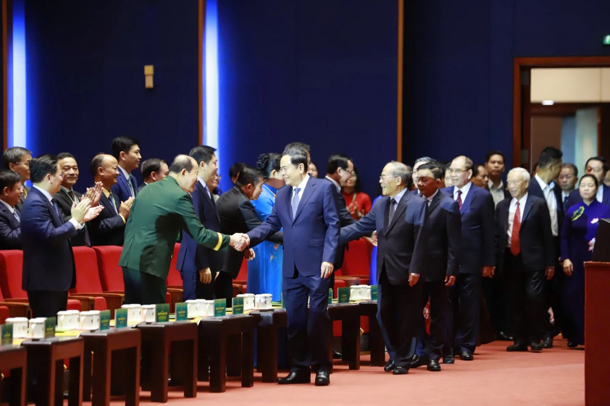 Các đồng chí lãnh đạo Đảng, Nhà nước; nguyên lãnh đạo Đảng, Nhà nước chào mừng các đại biểu dự Đại hội đại biểu toàn quốc Hội Nông dân Việt Nam lần thứ IX. Ảnh: K.C