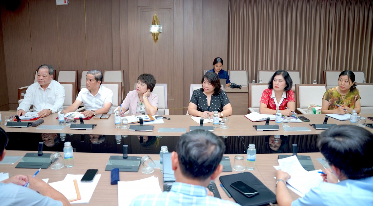 Các đại biểu trao đổi về kế hoạch tổ chức Lễ kỷ niệm 15 năm thành lập Hiệp hội Nông nghiệp hữu cơ Việt Nam và Chương trình Tôn vinh các điển hình tiên tiến toàn quốc lần thứ III.