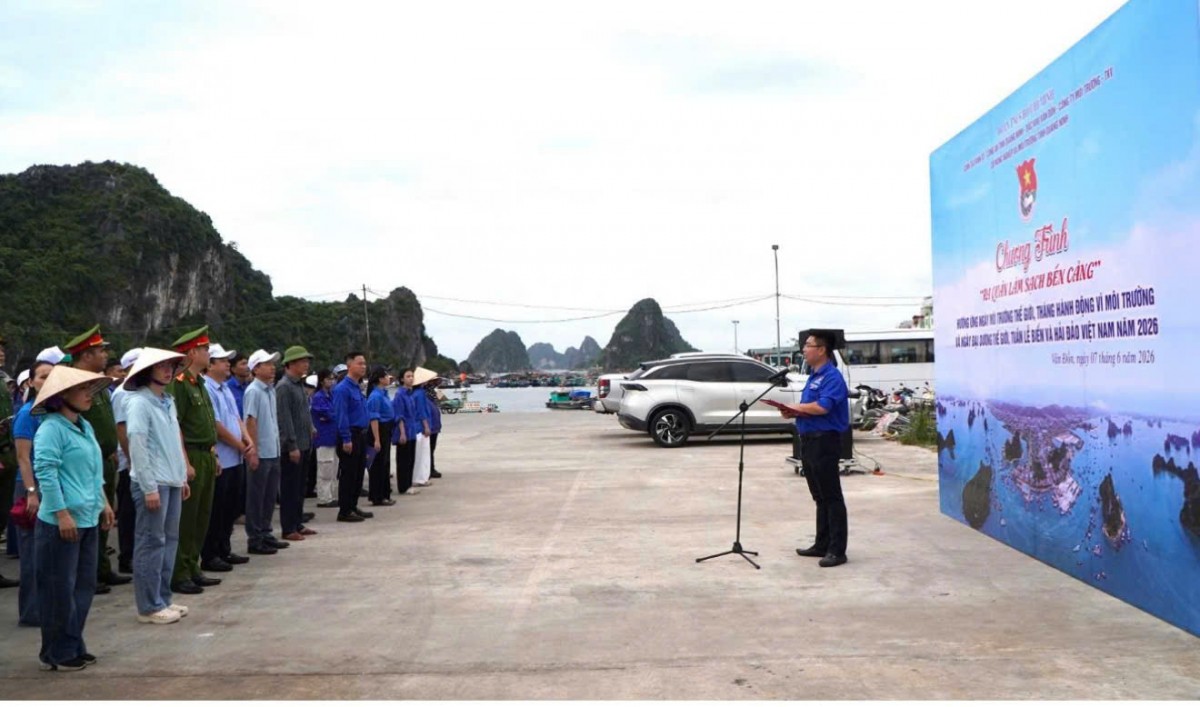 Cán bộ, đoàn viên thanh niên và người dân địa phương tham gia chương trình. Ảnh: Quangninh.gov