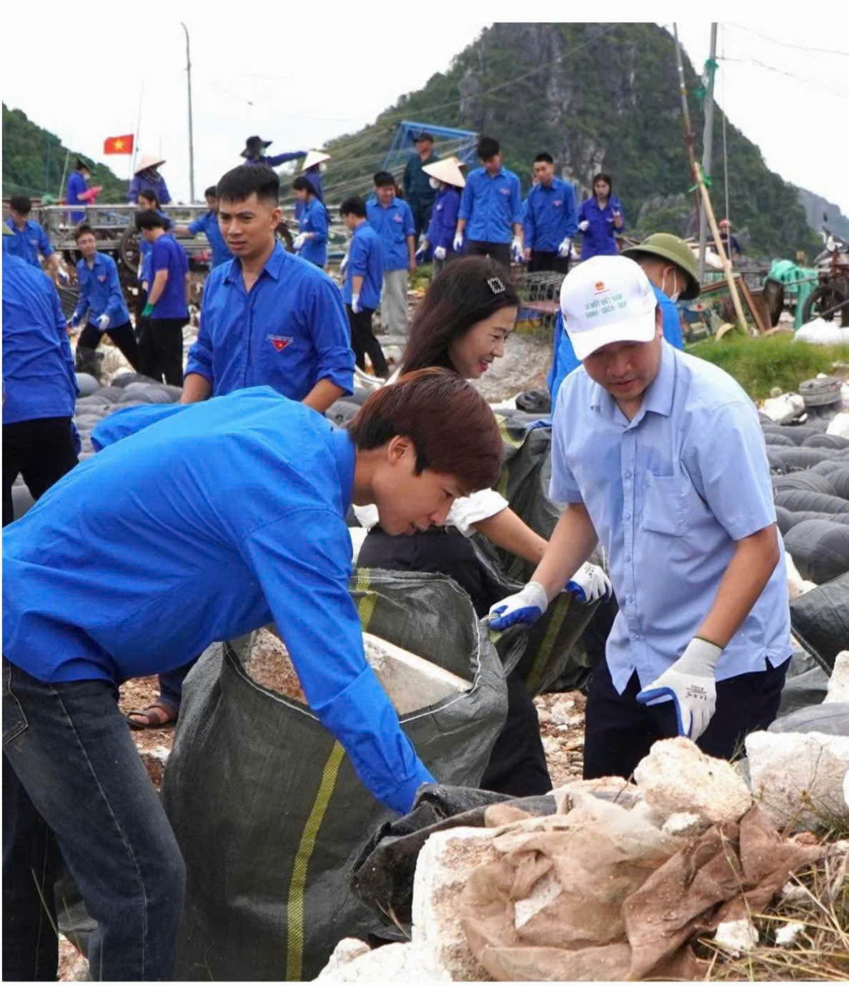 Lãnh đạo Sở Nông nghiệp và Môi trường và đoàn viên, thanh niên tích cực thu gom phao xốp. Ảnh: Quangninh.gov