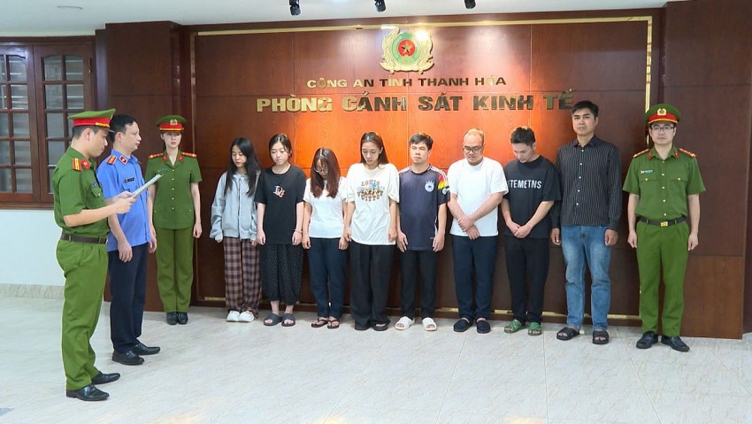 Cơ quan Cảnh sát điều tra đọc quyết định lệnh khởi tố đối với các bị can về tội buôn lậu và vi phạm sở hữu công nghiệp. 