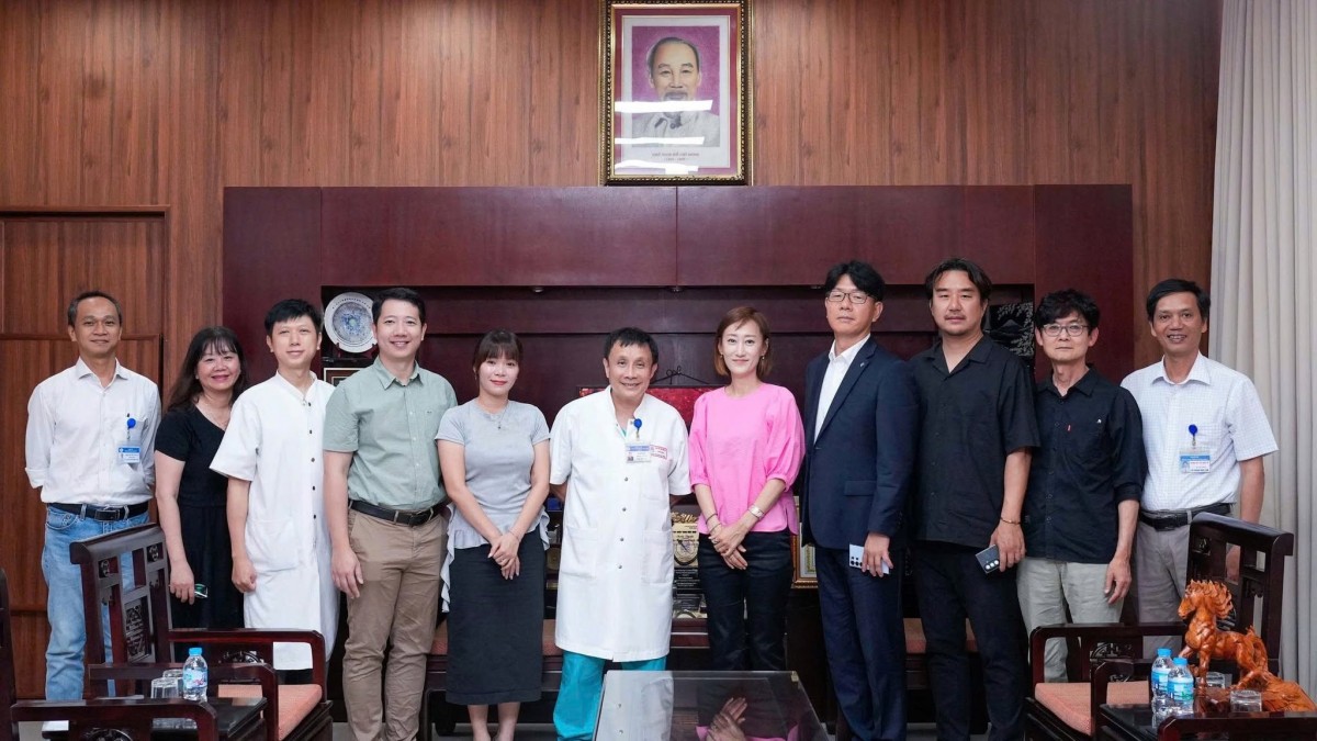 Giao lưu chụp ảnh lưu niệm