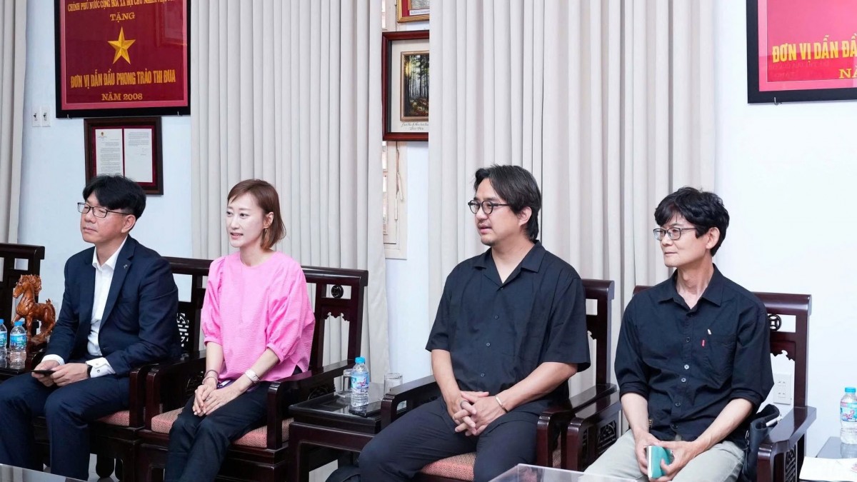 Quang cảnh buổi làm việc