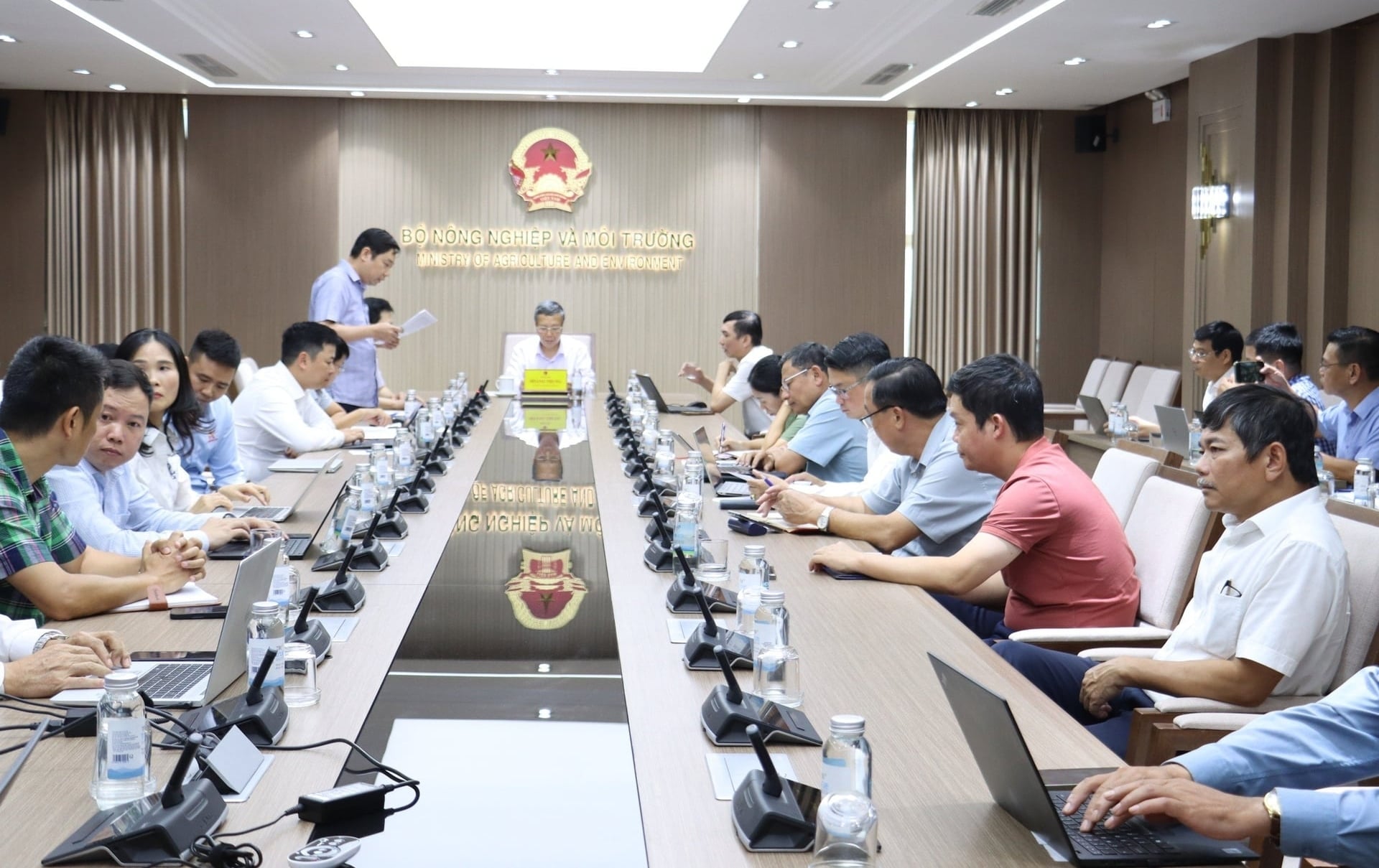 Thứ trưởng Hoàng Trung chủ trì cuộc họp đánh giá tiến độ triển khai hệ thống truy xuất nguồn gốc (TXNG) nông, lâm, thủy sản. Ảnh: Nguyễn Thủy. Thứ trưởng Hoàng Trung chủ trì cuộc họp đánh giá tiến độ triển khai hệ thống truy xuất nguồn gốc (TXNG) nông, lâm, thủy sản. Ảnh: Nguyễn Thủy.