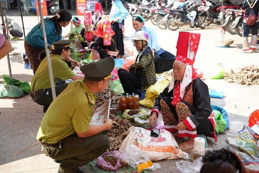Cán bộ Kiểm lâm thực hiện tuyên truyền đến đồng bào dân tộc thiểu số các quy định pháp luật về Bảo vệ Động vật hoang dã và Bảo tồn đa dạng sinh học