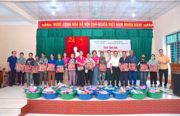 Lan toả yêu thương tới các hộ nghèo đặc biệt khó khăn ở miền Tây Nghệ An