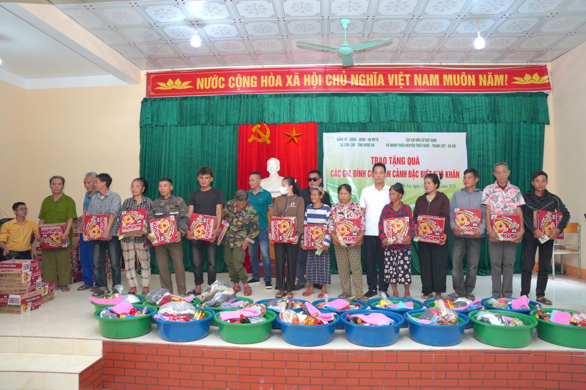 Lan toả yêu thương tới các hộ nghèo đặc biệt khó khăn ở miền Tây Nghệ An