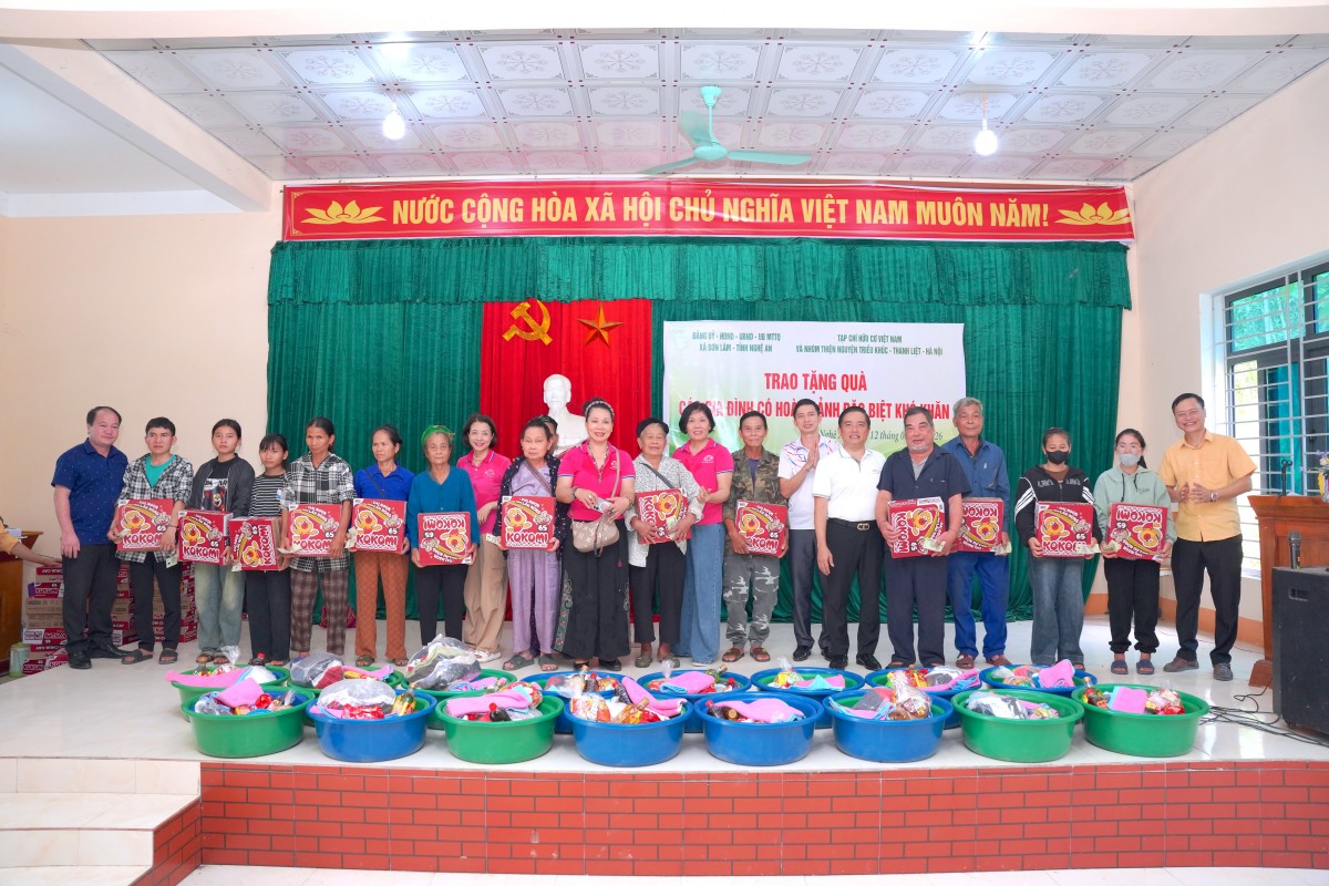 Lan toả yêu thương tới các hộ nghèo đặc biệt khó khăn ở miền Tây Nghệ An