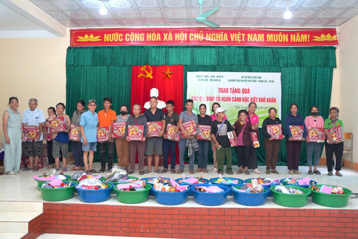 Lan toả yêu thương tới các hộ nghèo đặc biệt khó khăn ở miền Tây Nghệ An