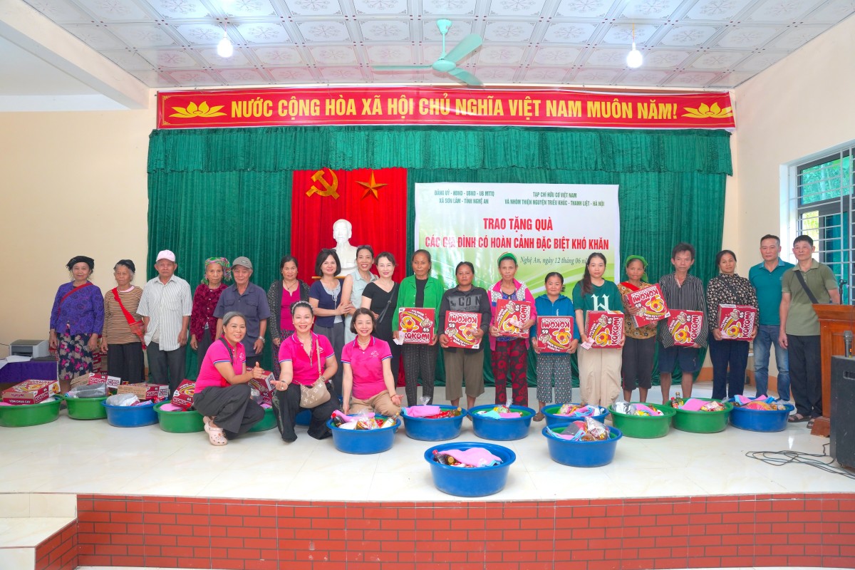 Lan toả yêu thương tới các hộ nghèo đặc biệt khó khăn ở miền Tây Nghệ An
