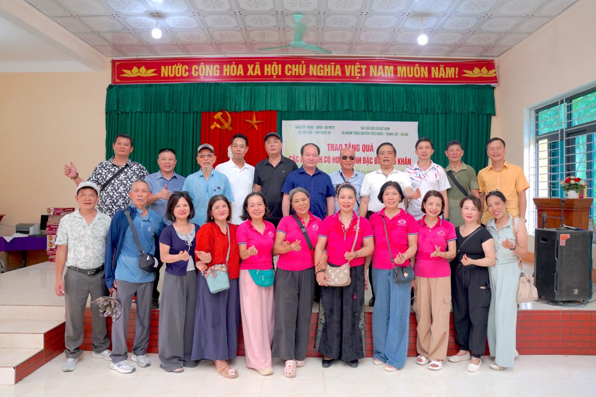 Đại diện Tạp chí Hữu cơ Việt Nam, Nhóm Thiện nguyện Triều Khúc và lãnh đạo xã Sơn Lâm trao quà tới các hộ dân có hoàn cảnh khó khăn.